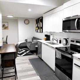 Stylish furnished 2bedroom suite near YYC Airport, hotel in Calgary