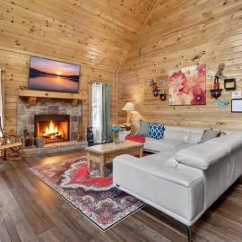 2 Bedroom wTickets to Dollywood, Pigeon Forge, Wood burning fire,Resort Pool, hotel in Sevierville