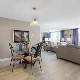 Beachfront with a heated pool & a spa, hótel í Destin