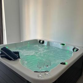 2 Bedroom Apartment in Xgħajra with hot tub near the sea, hotell i Xgħajra