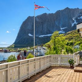 Reine Lofoten Retreat with Stunning Fjord Views