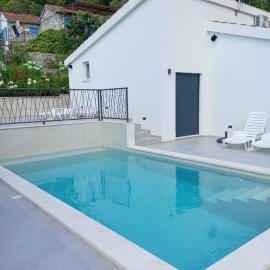 Villa Mala Smišna Poolside Paradise by the Sea, hotel in Maslinica