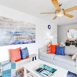 Ground-floor condo half block from the beach with patio central AC pool & WiFi