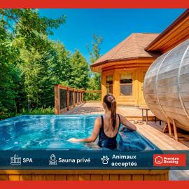 Chalet Bee with Private Hot Tub, Sauna & Pool , Fiddler Lake, Hotel in Mille-Isles