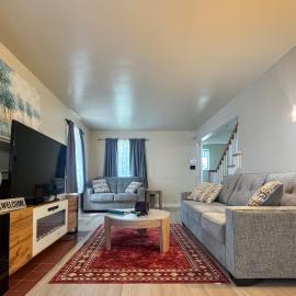 15 Mi to Dtwn Detroit: Cozy Family Home w/ Yard!