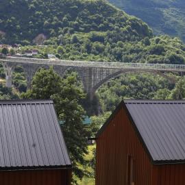 Apartmani Korijeni-Most na Tari, khách sạn ở Pljevlja