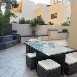 Entire 3 Bedroom Home with Terrace in St Julians - Near Spinola Bay, hotel v mestu Tal-Għoqod