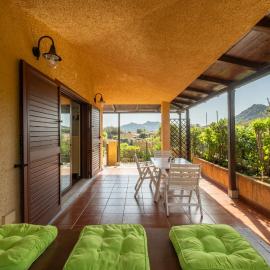 Charming Cottage with Terrace - 300m from the Beach - Private Parking, hotel a Palau