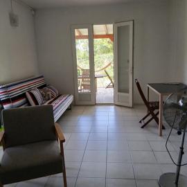 Jolie maison avec terrasse, hotelli kohteessa Partarieux