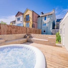 Stylish Cottage with Hot Tub & Countryside Views, hotel din Caerphilly