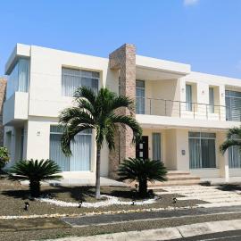 Exclusiva Casa Vacacional con Piscina Privada en Montecristi Golf Resort, Ideal para Familias, hotel em Montecristi