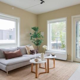 2BR apartment 200 m from Metro and Airport Bus and Free Parking