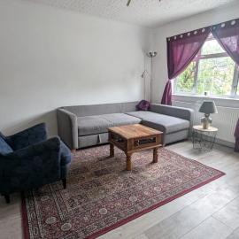 6-Bed Home- PoolTable - Free Parking -Heathrow-Wembley