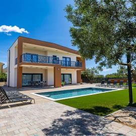 Gorgeous Home In Galizana