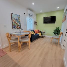 New Fully Furnished Guest House 1Br 1Bath -Min 30 days, hotel in North Hollywood