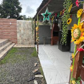 Casa com piscina, hotel in Belfort Roxo