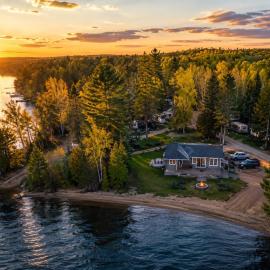 Lake St Peter Family Retreat with BBQ, Fire Pit and Scenic Views, hotel i Lake Saint Peter