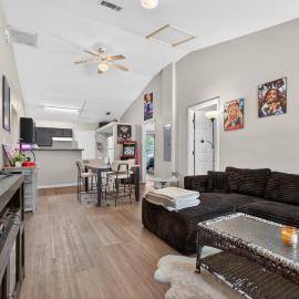 5 min to FSU King beds Full shower Arcade 65in TV