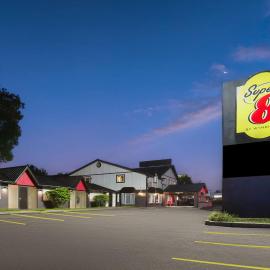 Super 8 by Wyndham Gananoque - Country Squire Resort, hotelli kohteessa Gananoque