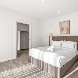 Spacious Luxury Retreat with Private Garden Box Hill, hotel in Box Hill
