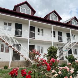 Roshel Guest House 2026, ξενοδοχείο σε Bosteri