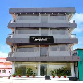 Townhouse Oak Kathghariya Road Haldwani Formerly Devki Inn, hotel u gradu Haldvani