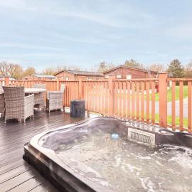 Little Gem Lodge with Hot Tub