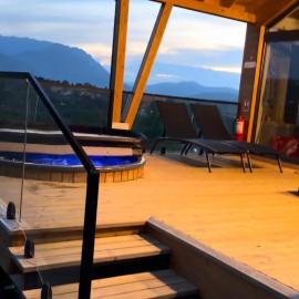 Royal Hill-Queen Chalet -Bran, Mountain View and Hot Tub – hotel w mieście Sohodol