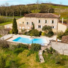 Villa Larmes - Piscine & Spa à Puybegon, hotel a Puybegon