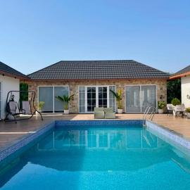 The Mohali Farm House Private Pool Farmhouse 4BHK 30min Chandigarh Airport، فندق في Mohali