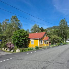 Sjarmerende hus med bade og fiskemuligheter, hotel in Flekkefjord