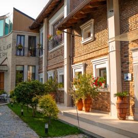 Nurellari Winery Cellar and Guest House, מלון בבראט