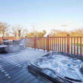 Hidden Gem Lodge with Hot Tub, hotel in Malton
