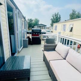 Driftwood Coastal Retreat Near Clacton Beach