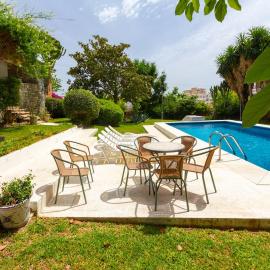 142 - Oasis Villa with Private Pool & Tropical Garden close to the Beach, hotel in Benalmádena