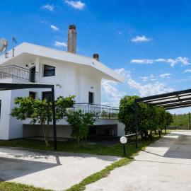 Olive Garden Vila, hotelli kohteessa Karianí