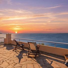 Stunning studio with panoramic sea views & sunset