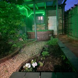 House Sleeps 8 with Hot Tub and Parking, khách sạn ở Nottingham