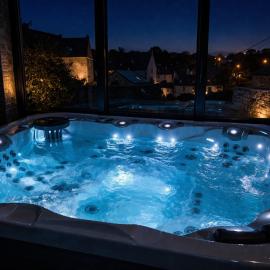 3 Waters Spa - Private Wellness Gîte with Jacuzzi, Sauna & Hammam - Belgian Ardennes, Hotel in Winenne