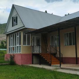 Seitek Guest House, hotel di Kurmenty