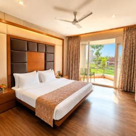 Golden Palace Puri - Private Flagship Beach - Swimming Pool - Sea View Rooms - Restaurant - Luxurious Stay، فندق في بوري