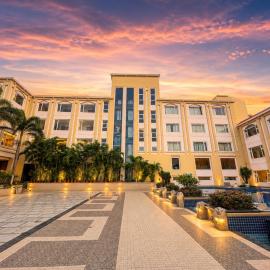 Golden Palace Puri - Private Flagship Beach - Swimming Pool - Sea View Rooms - Restaurant - Luxurious Stay, hotel a Puri