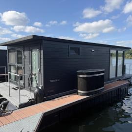 Houseboat Marina Mookerplas met Duo Hottub I 4 - 6 personen, hotel in Middelaar
