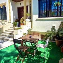 Spacious Harhoura Villa: Perfect for Families (5min to Beach), hotel in El Harhoura