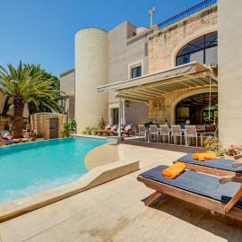 Boutique 5 BR Villa - Private Pool&Outside Dinning, hotel in Is-Swieqi
