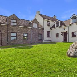 Stormy Castle - 6 Bedroom Sleeps 14 - Llangennith, hotel in Llangennith