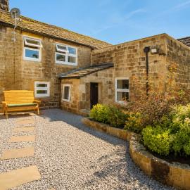 The Bronte Moor Retreat - 3 Bed, Pet Friendly Cottage - Stunning Views - Hot Tub, Hotel in Heptonstall