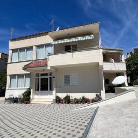 Apartments Ivana, hotel in Tučepi
