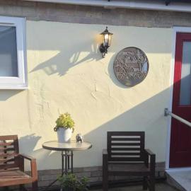 Studio Sleeps 2 with Free Parking and Garden