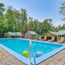 5 Mi to Swinging Bridge Reservoir: Cabin w/ Porch!